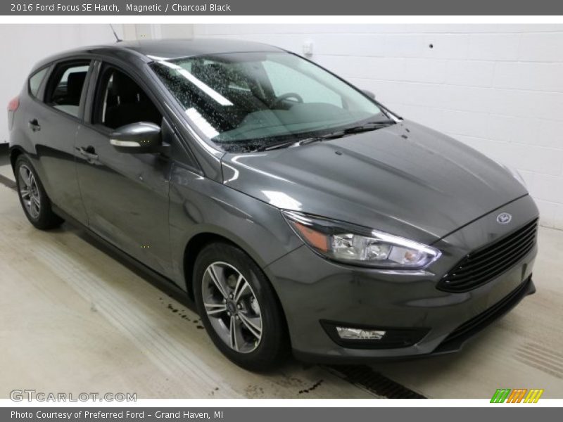 Magnetic / Charcoal Black 2016 Ford Focus SE Hatch