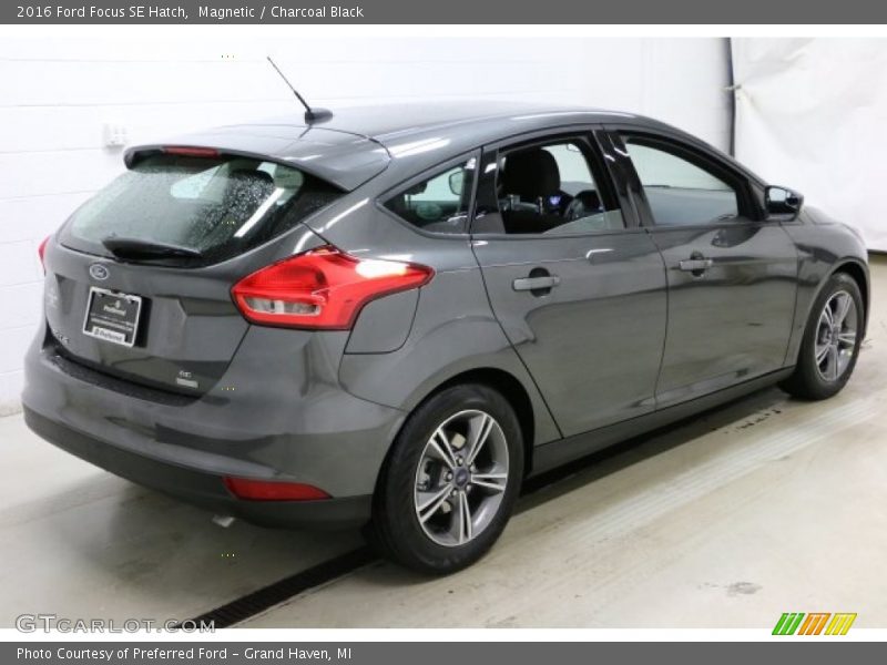 Magnetic / Charcoal Black 2016 Ford Focus SE Hatch