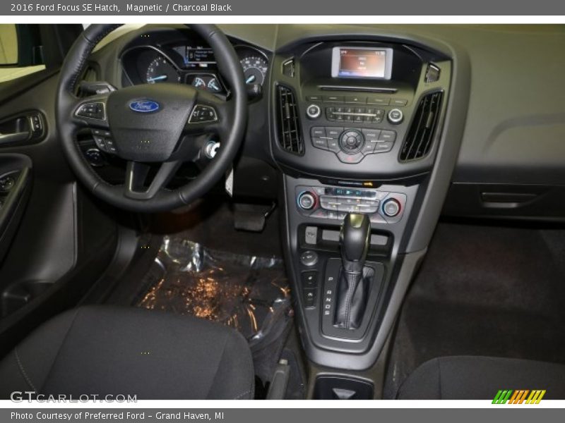 Magnetic / Charcoal Black 2016 Ford Focus SE Hatch