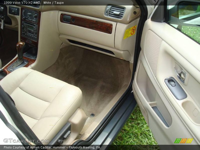 White / Taupe 1999 Volvo V70 XC AWD