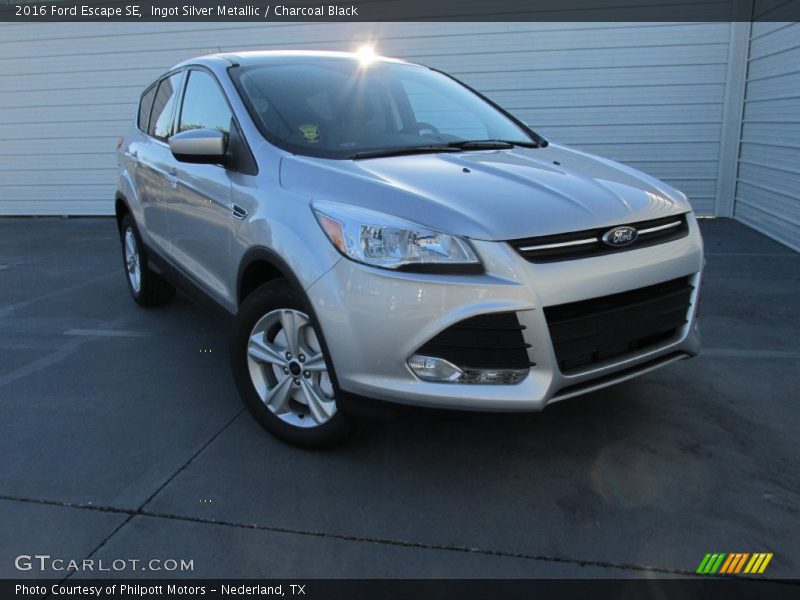 Ingot Silver Metallic / Charcoal Black 2016 Ford Escape SE