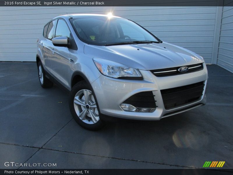 Ingot Silver Metallic / Charcoal Black 2016 Ford Escape SE