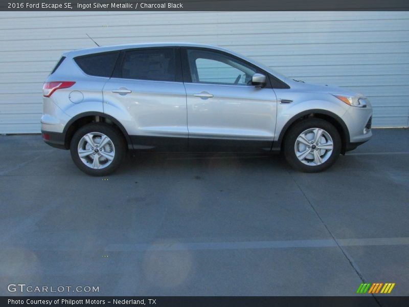 Ingot Silver Metallic / Charcoal Black 2016 Ford Escape SE