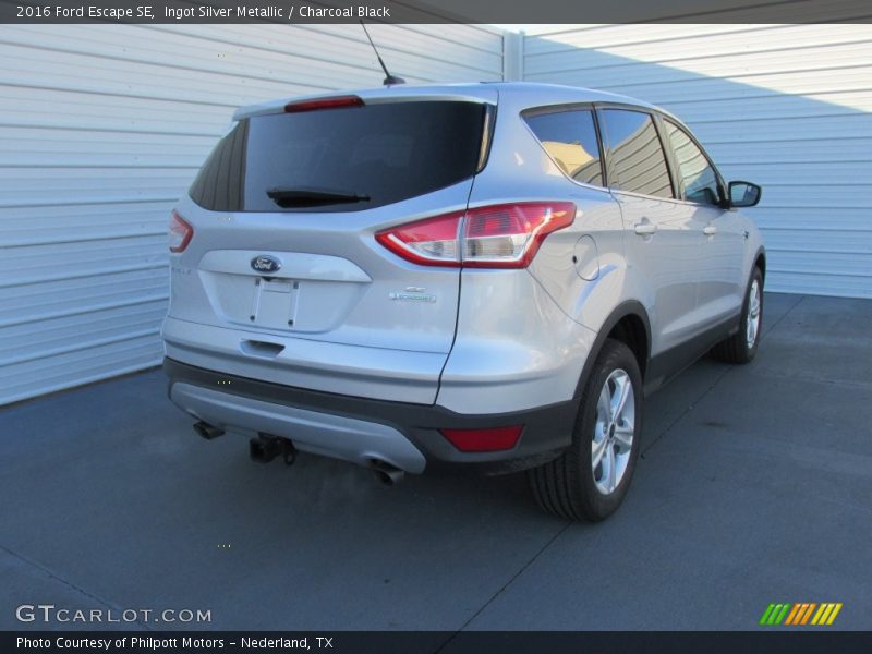 Ingot Silver Metallic / Charcoal Black 2016 Ford Escape SE