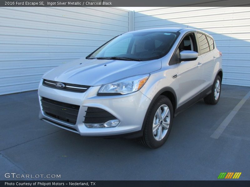 Ingot Silver Metallic / Charcoal Black 2016 Ford Escape SE