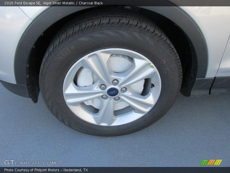 Ingot Silver Metallic / Charcoal Black 2016 Ford Escape SE
