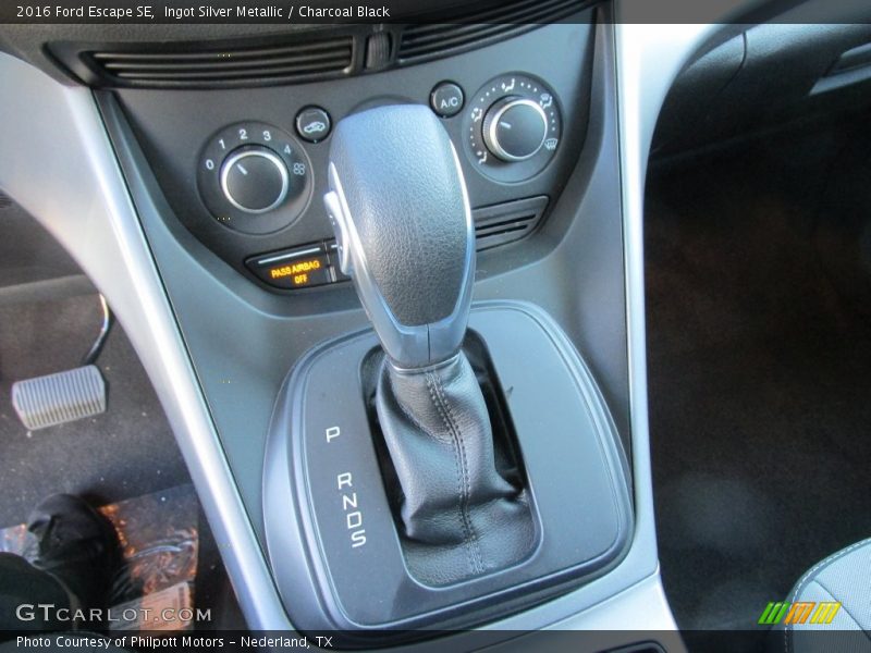 Ingot Silver Metallic / Charcoal Black 2016 Ford Escape SE