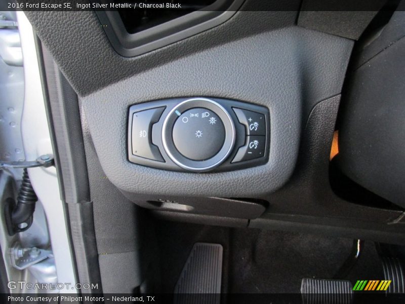 Ingot Silver Metallic / Charcoal Black 2016 Ford Escape SE