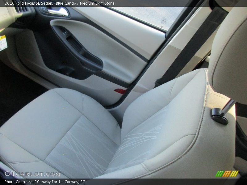 Blue Candy / Medium Light Stone 2016 Ford Focus SE Sedan