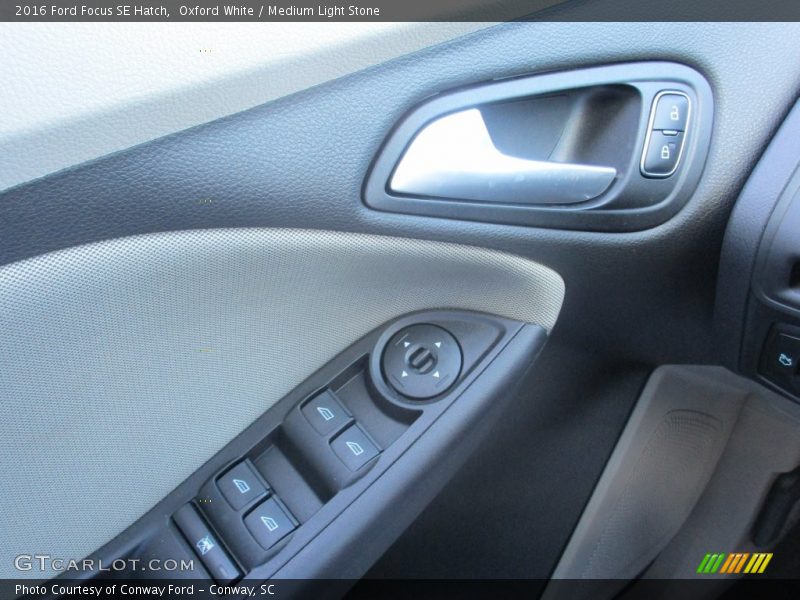 Oxford White / Medium Light Stone 2016 Ford Focus SE Hatch