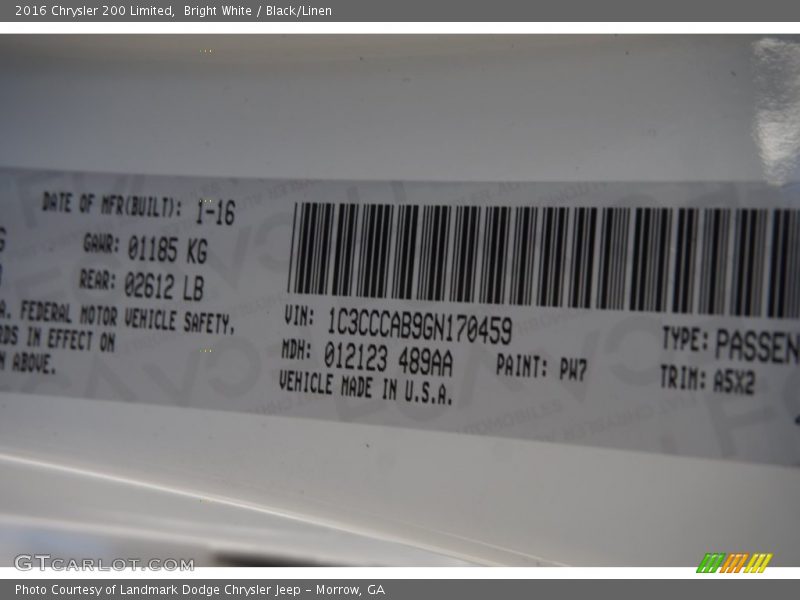 Bright White / Black/Linen 2016 Chrysler 200 Limited