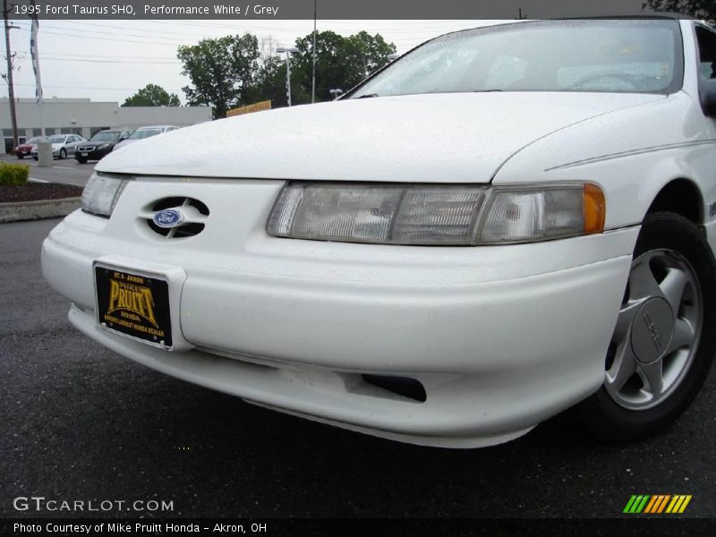 Performance White / Grey 1995 Ford Taurus SHO