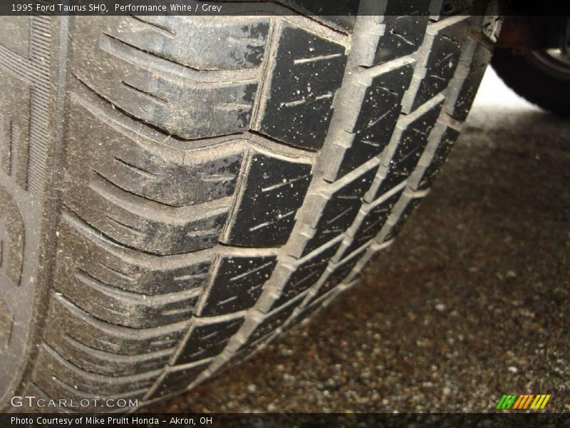 Performance White / Grey 1995 Ford Taurus SHO