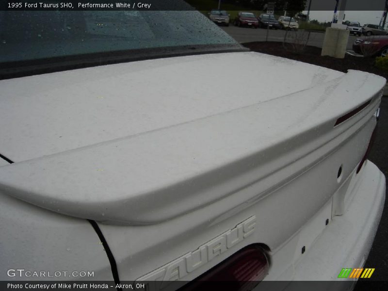 Performance White / Grey 1995 Ford Taurus SHO