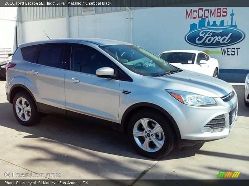 Ingot Silver Metallic / Charcoal Black 2016 Ford Escape SE