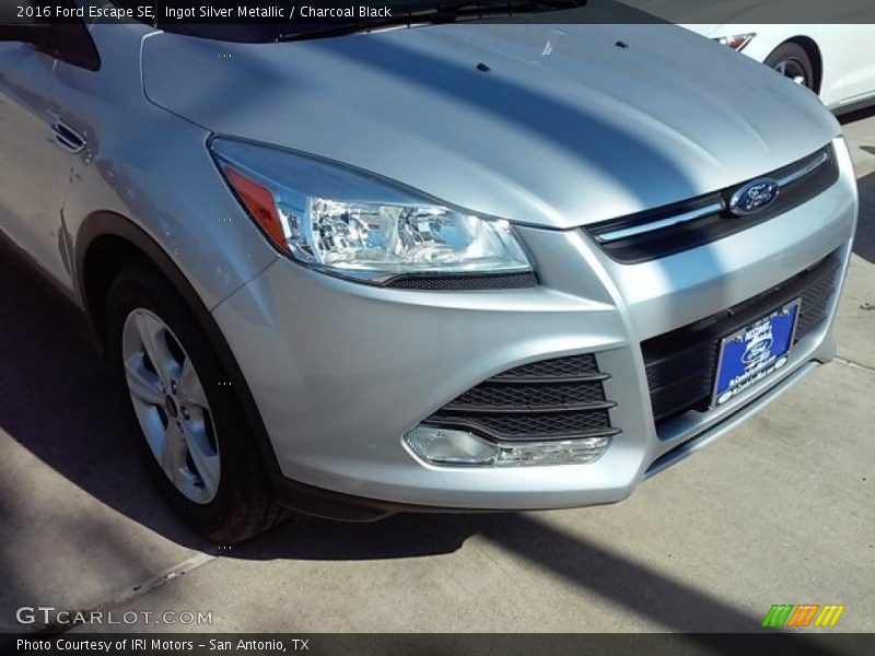 Ingot Silver Metallic / Charcoal Black 2016 Ford Escape SE