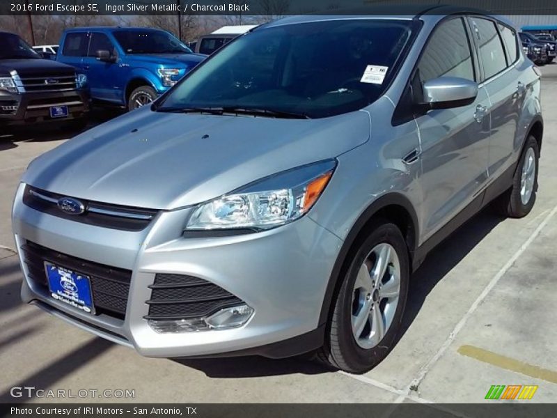 Ingot Silver Metallic / Charcoal Black 2016 Ford Escape SE