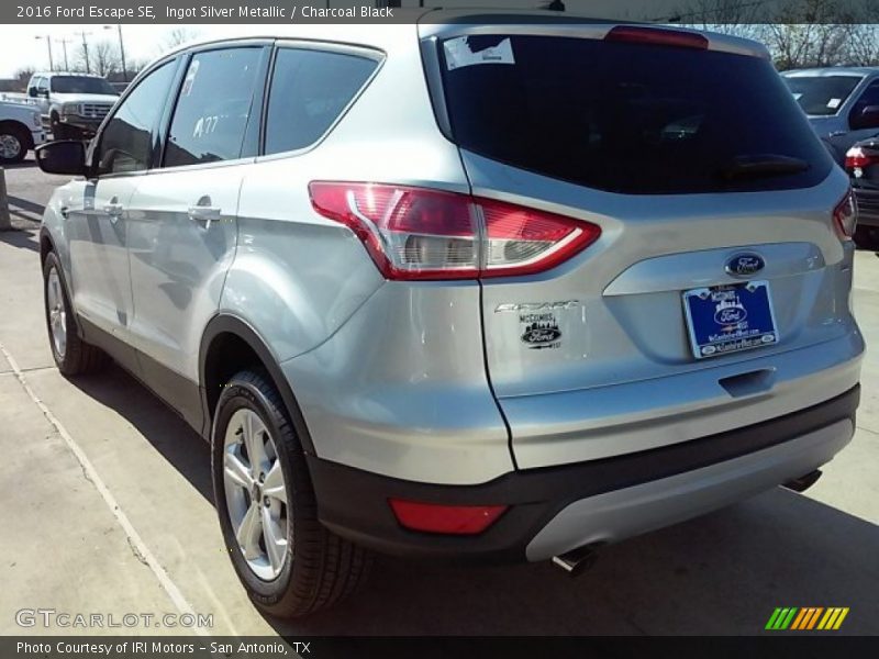 Ingot Silver Metallic / Charcoal Black 2016 Ford Escape SE