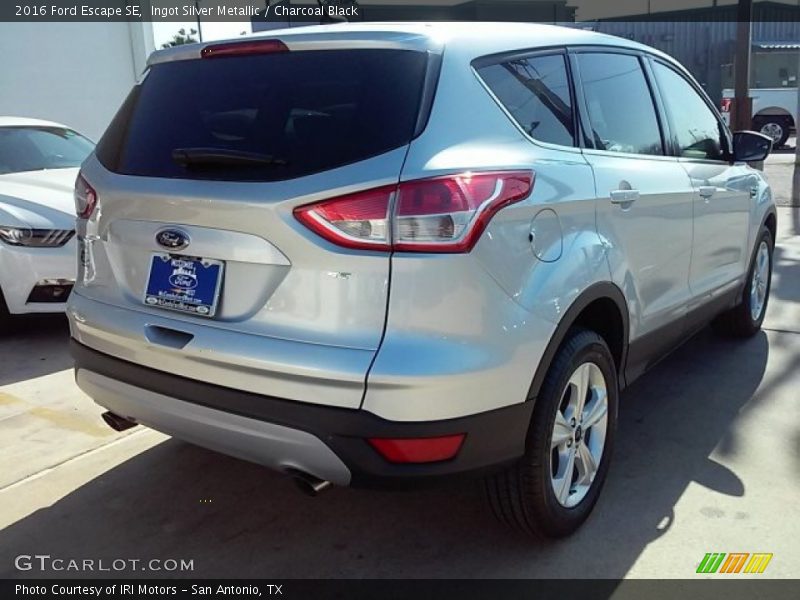 Ingot Silver Metallic / Charcoal Black 2016 Ford Escape SE