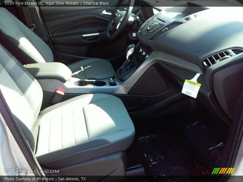 Ingot Silver Metallic / Charcoal Black 2016 Ford Escape SE