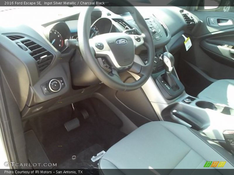 Ingot Silver Metallic / Charcoal Black 2016 Ford Escape SE