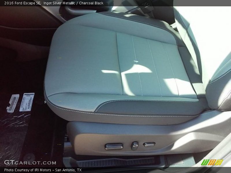Ingot Silver Metallic / Charcoal Black 2016 Ford Escape SE