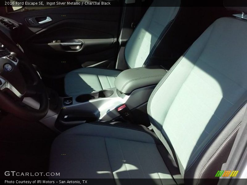 Ingot Silver Metallic / Charcoal Black 2016 Ford Escape SE