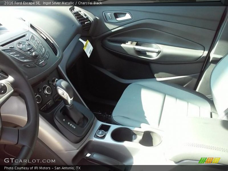 Ingot Silver Metallic / Charcoal Black 2016 Ford Escape SE