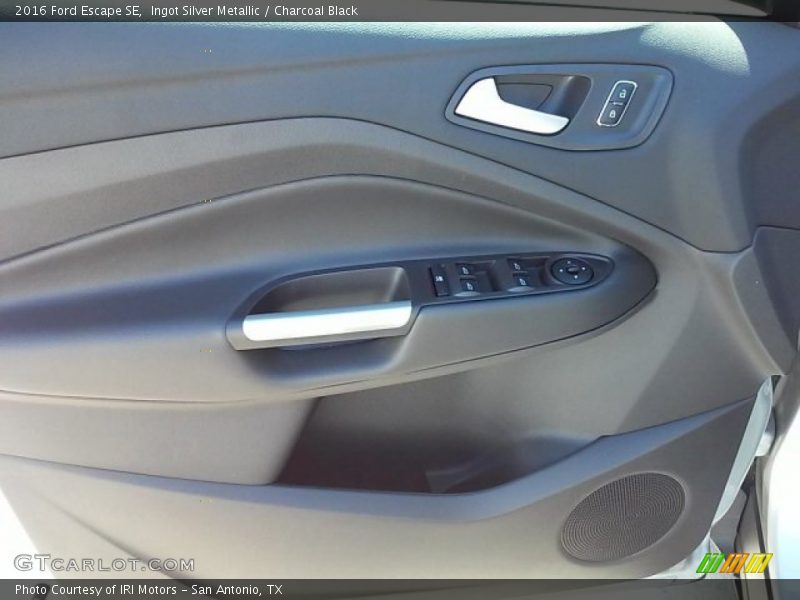 Ingot Silver Metallic / Charcoal Black 2016 Ford Escape SE
