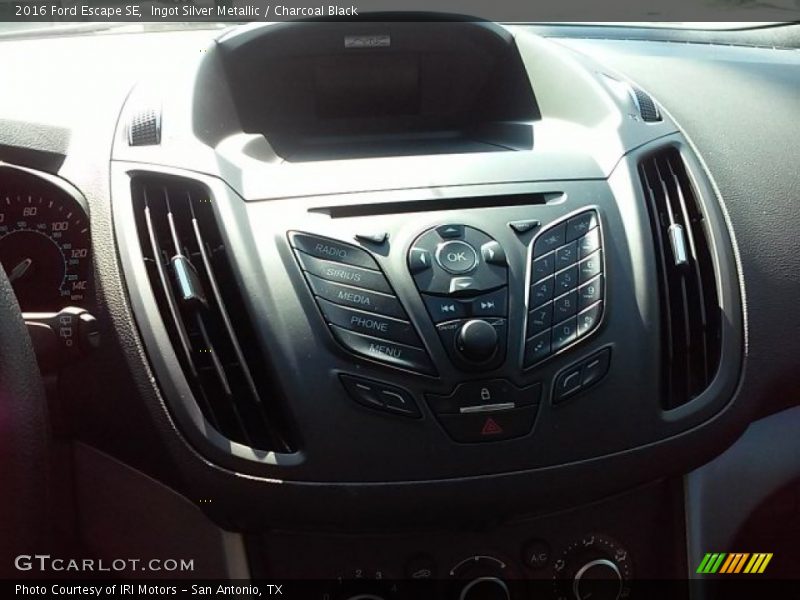 Ingot Silver Metallic / Charcoal Black 2016 Ford Escape SE