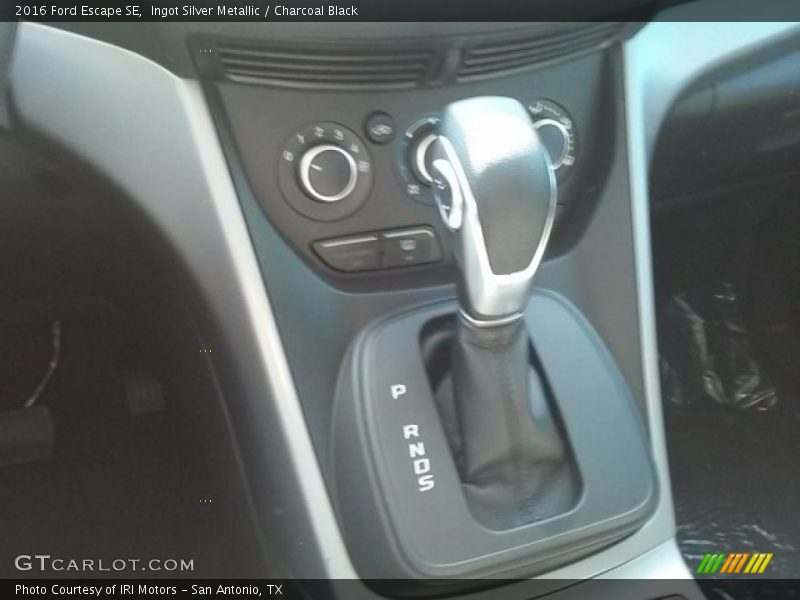 Ingot Silver Metallic / Charcoal Black 2016 Ford Escape SE