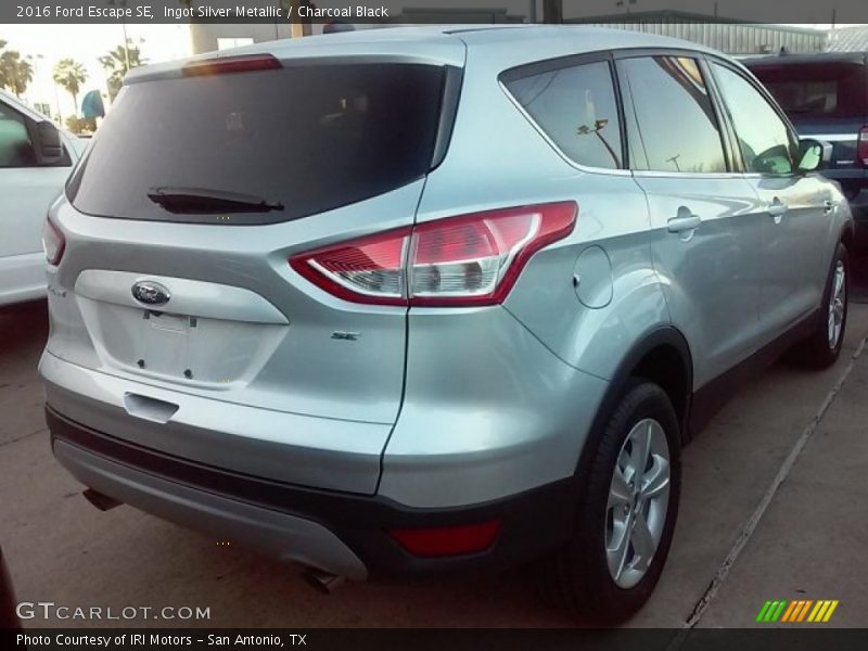 Ingot Silver Metallic / Charcoal Black 2016 Ford Escape SE