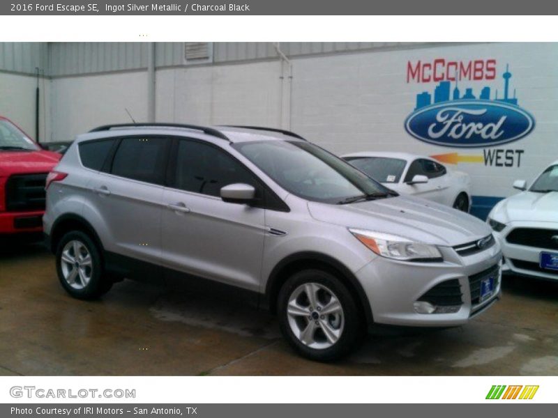 Ingot Silver Metallic / Charcoal Black 2016 Ford Escape SE