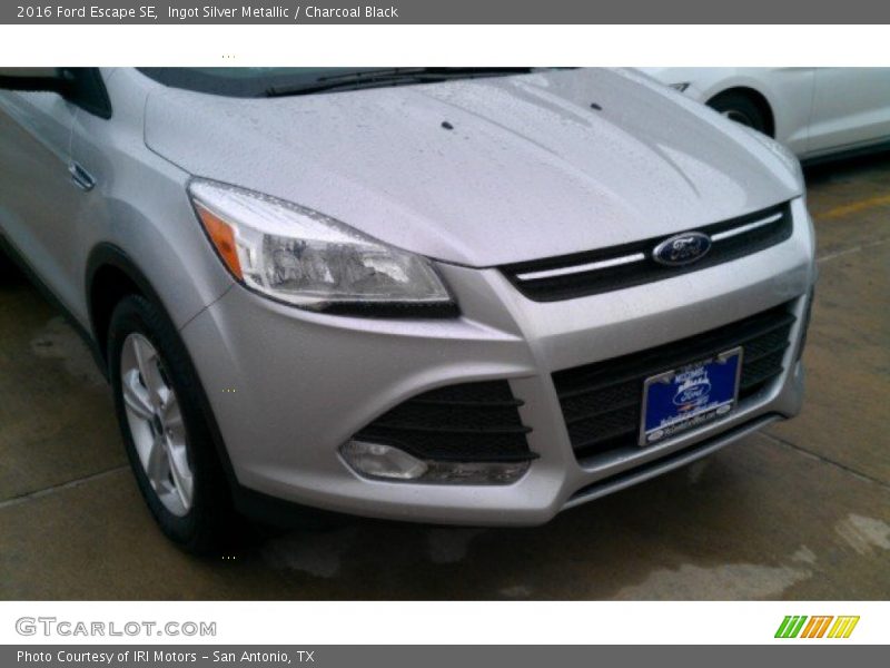 Ingot Silver Metallic / Charcoal Black 2016 Ford Escape SE