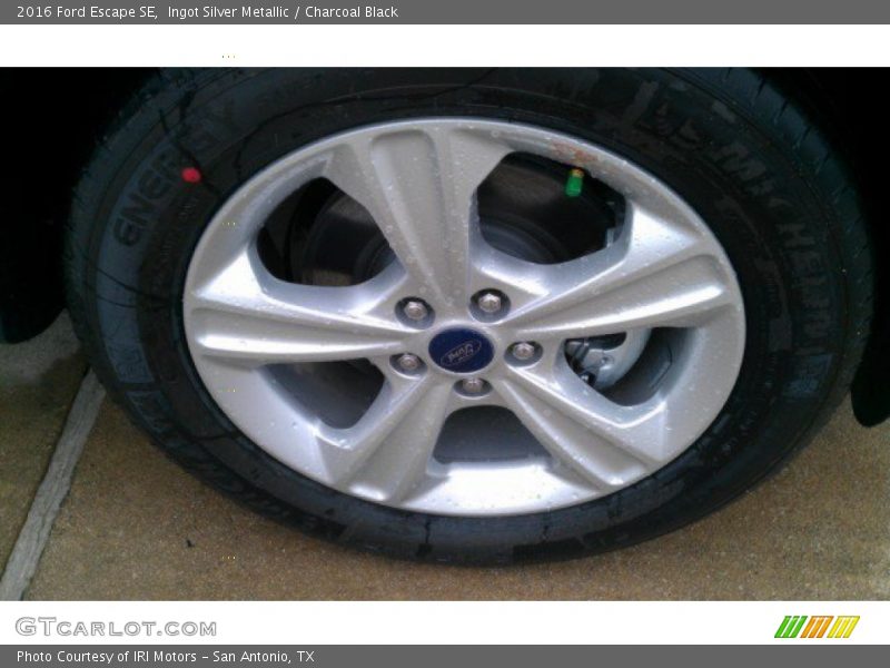 Ingot Silver Metallic / Charcoal Black 2016 Ford Escape SE