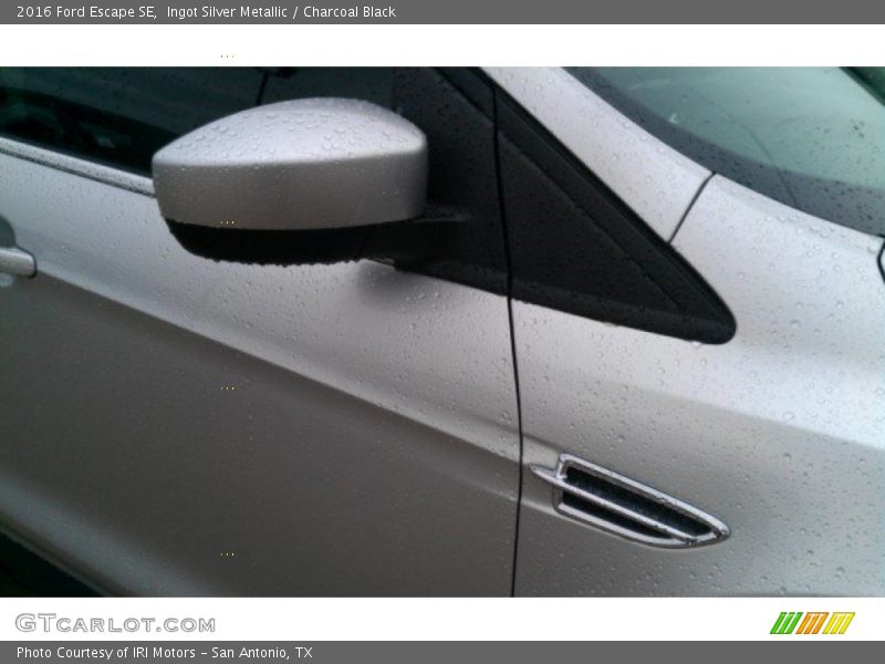 Ingot Silver Metallic / Charcoal Black 2016 Ford Escape SE