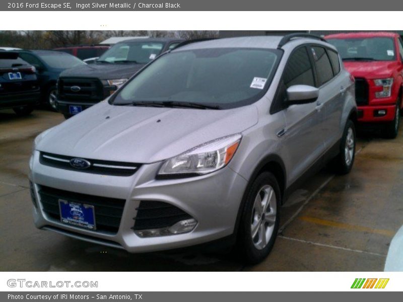 Ingot Silver Metallic / Charcoal Black 2016 Ford Escape SE