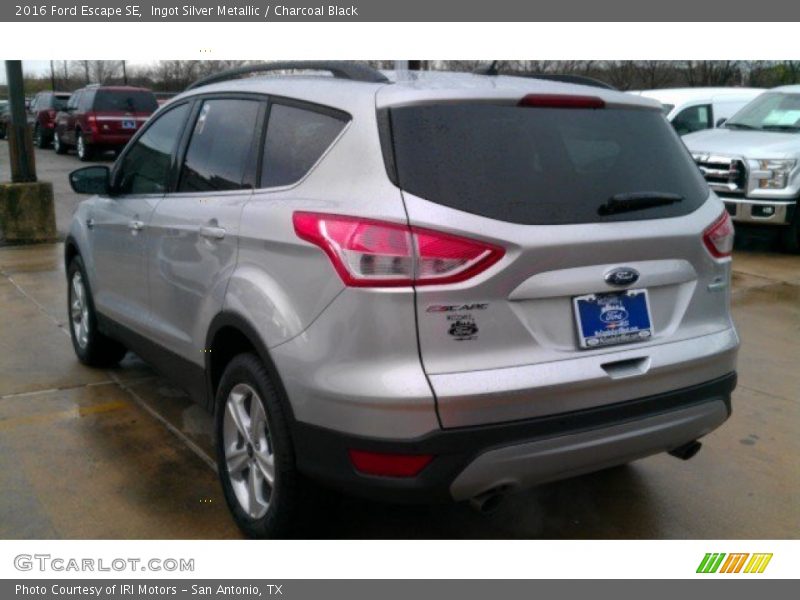 Ingot Silver Metallic / Charcoal Black 2016 Ford Escape SE
