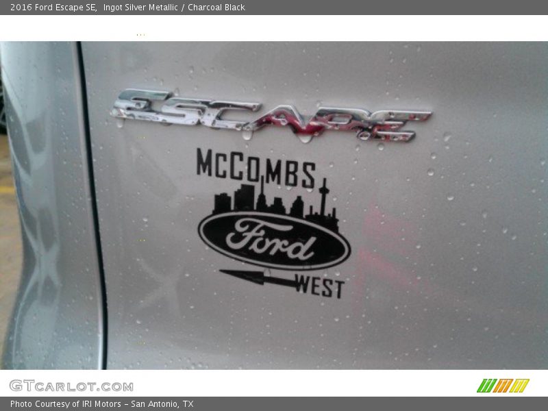 Ingot Silver Metallic / Charcoal Black 2016 Ford Escape SE