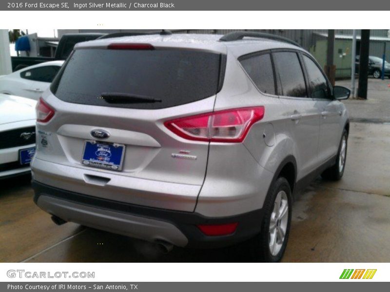 Ingot Silver Metallic / Charcoal Black 2016 Ford Escape SE