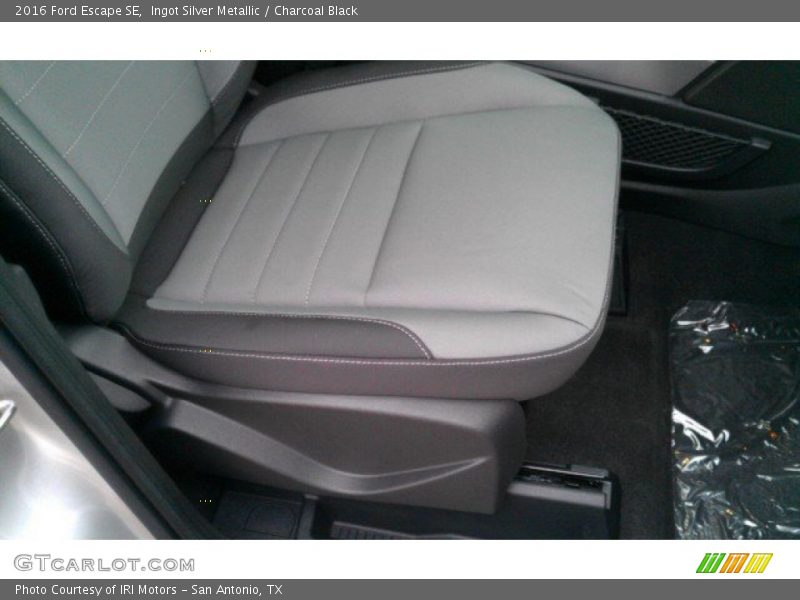 Ingot Silver Metallic / Charcoal Black 2016 Ford Escape SE