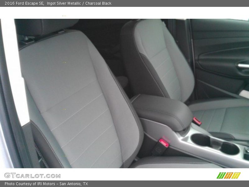 Ingot Silver Metallic / Charcoal Black 2016 Ford Escape SE