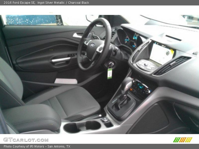 Ingot Silver Metallic / Charcoal Black 2016 Ford Escape SE