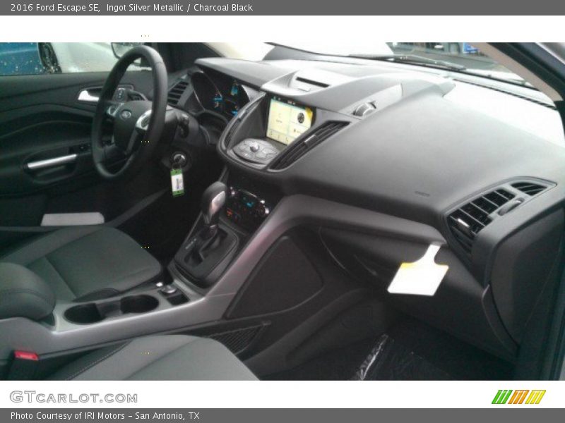 Ingot Silver Metallic / Charcoal Black 2016 Ford Escape SE