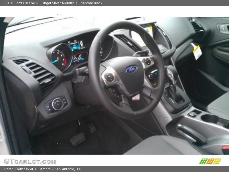 Ingot Silver Metallic / Charcoal Black 2016 Ford Escape SE