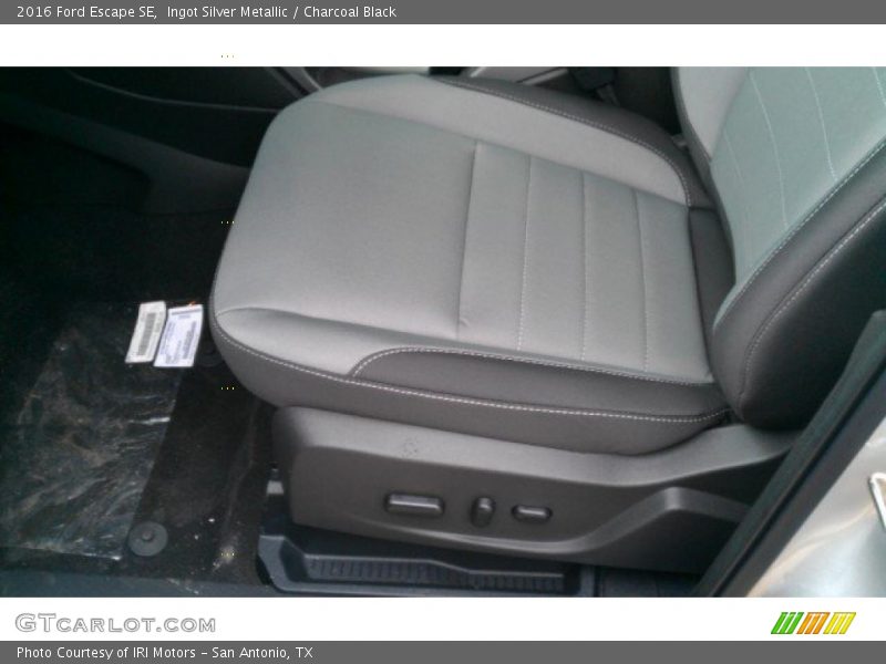 Ingot Silver Metallic / Charcoal Black 2016 Ford Escape SE
