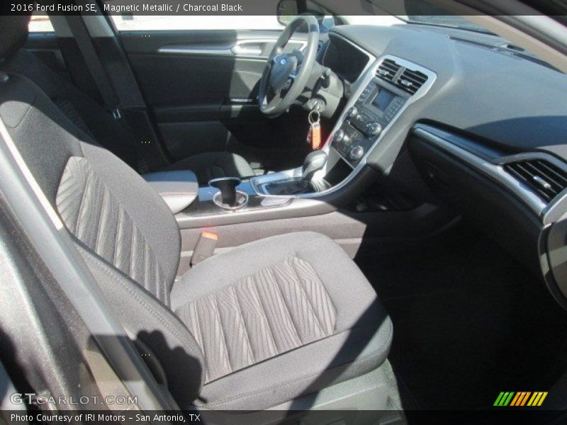 Magnetic Metallic / Charcoal Black 2016 Ford Fusion SE