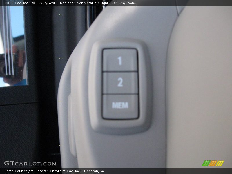 Radiant Silver Metallic / Light Titanium/Ebony 2016 Cadillac SRX Luxury AWD
