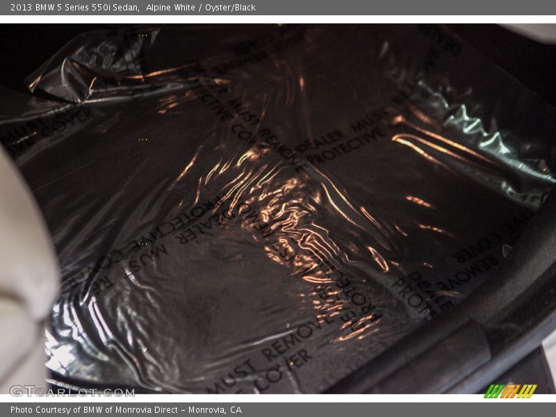 Alpine White / Oyster/Black 2013 BMW 5 Series 550i Sedan