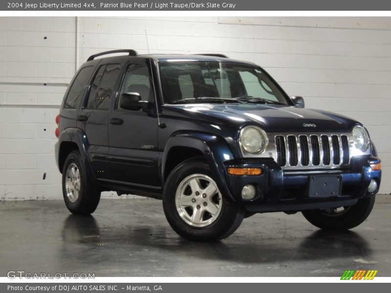 Front 3/4 View of 2004 Liberty Limited 4x4